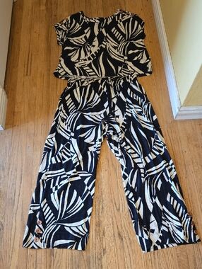 Tahari Black & White Tropical Print Wide-Leg 2 Piece Set.